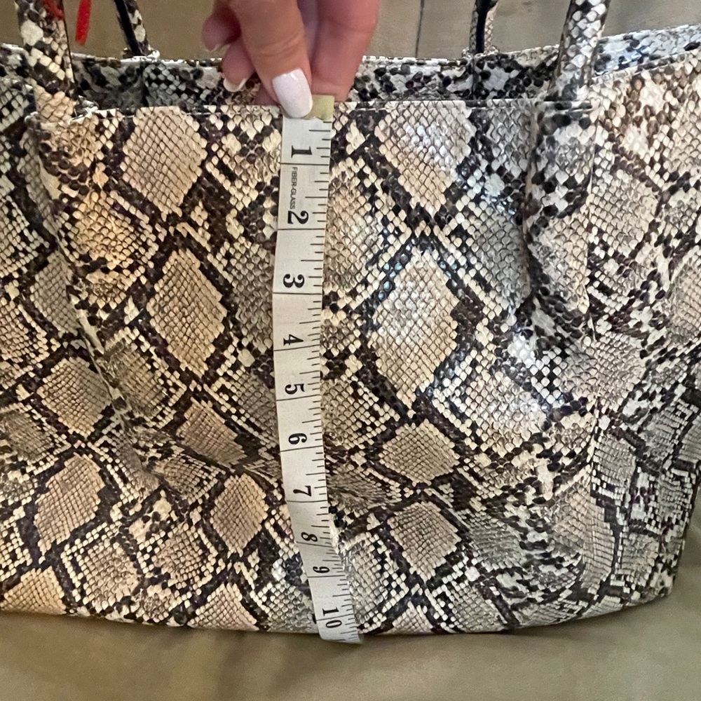 Large Handbag - Picture 3 of 6